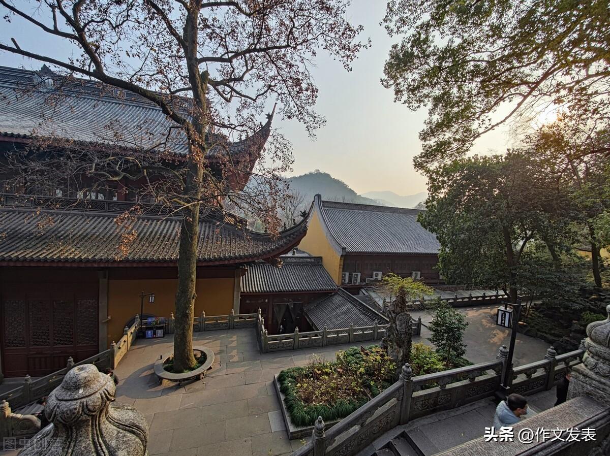 爬山作文800字中学优秀作文《秋日登山》